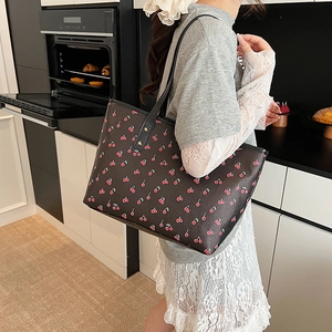 Sac fourre-tout noir tendance avec imprimé cerises rouges et fines bretelles pour femmes