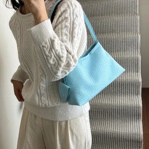 Sac hobo tissé bleu ciel avec un mini porte-monnaie assorti et bandoulière en cuir