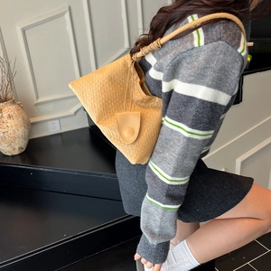 Sac à bandoulière tressé marron pour femme avec un design rétro minimaliste de sac seau