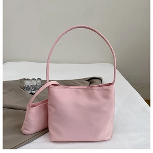 Dettaglio della borsa a secchiello in nylon rosa chiaro con mini pochette abbinata