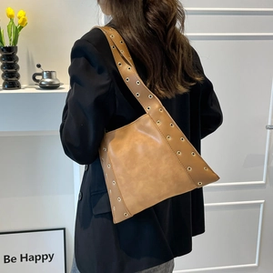 Sac sous le bras en cuir marron avec rivets dorés pour femmes actives tendance