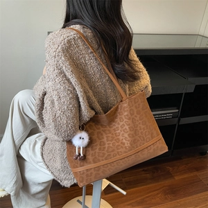 Large leopard print tote bag with plush charm, perfect for 2025 autumn casual daily commute