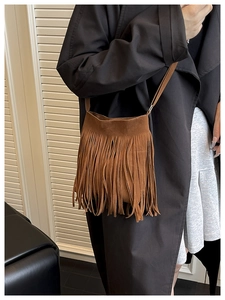 Vue détaillée du sac bandoulière en daim mat marron avec un design élégant de franges