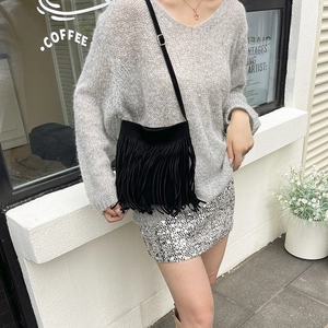 Sac seau chic en noir mat avec de longues franges et bandoulière réglable pour femmes