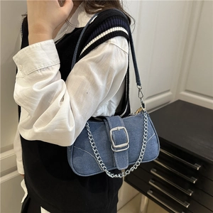 Sac à épaule en jean bleu vintage avec chaîne argentée et boucle en métal pour femme