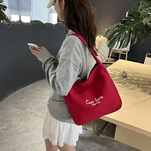 Sac fourre-tout demi-lune en toile rouge avec imprimé C'est la vie dans un cadre décontracté