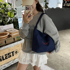 Sac fourre-tout en toile bleu marine avec broderie rouge pour un style décontracté