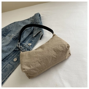 Détail du sac oreiller en nylon plissé kaki avec bandoulière cuir et chaîne argent
