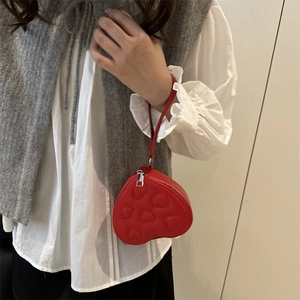 Mini borsa a tracolla a cuore rosso con ricami trapuntati e cerniera in metallo