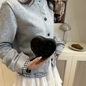 Borsa a tracolla nera a forma di cuore con trama a pieghe e cinturino da polso