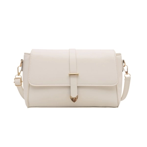 Sac messager blanc cassé avec fermoir cœur doré et bandoulière réglable pratique