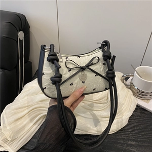 Sac sous l'aisselle Élégant à Nœud pour Femmes 2025 Design de Niche Sac Baguette Doux Similicuir Pendentif Cœur