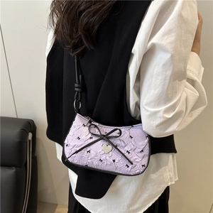 Sac sous le bras violet clair à texture florale avec nœud noir et pendentif cœur