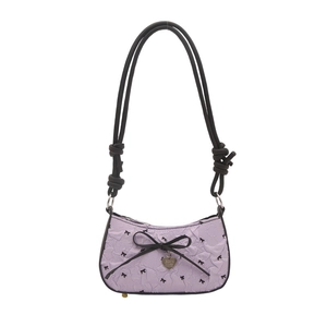 Sac baguette lilas avec imprimé nœuds noirs et pendentif cœur sur fond blanc pur