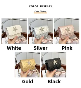 Dettaglio mini borse trapuntate con stella di strass e tracolla a catena in cinque colori
