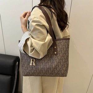 Sac fourre-tout marron classique avec imprimés lettres et breloque en métal doré R