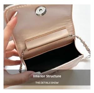 Dettaglio interno della mini borsa trapuntata rosa con chiusura magnetica e catena