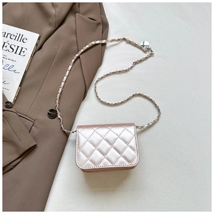 Dettaglio ravvicinato della mini borsa trapuntata rosa chiaro con finitura metallizzata