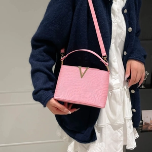 Sac à main rose à grain de litchi avec fermoir en V doré pour la mode estivale
