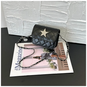 Dettaglio mini borsa trapuntata nera con stella di strass su rivista Elle