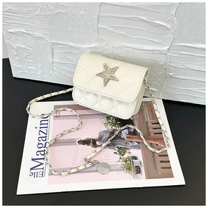 Dettaglio borsa trapuntata bianca con stella di strass e tracolla a catena in metallo