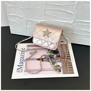 Dettaglio della mini borsa rosa trapuntata con stella di strass e tracolla a catena