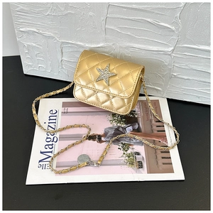 Dettaglio borsa a tracolla trapuntata dorata con emblema a stella di strass scintillanti