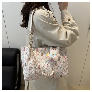 Détails du sac cabas blanc avec imprimé ours, chaîne de perles et breloque lapin mignonne