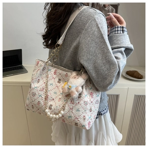Détail du sac cabas à carreaux avec oursons et bandoulière élégante en perles