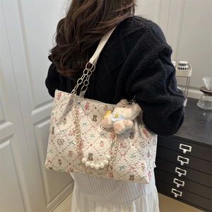 Sac fourre-tout à fleurs texturé avec perles et breloque ours sur modèle