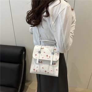 Mini sac à dos blanc avec motifs teckel et cerises, doté d'une poignée en métal chic