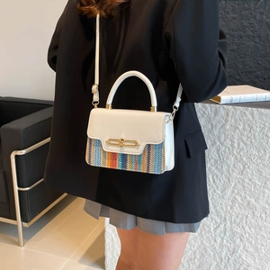 Sac bandoulière en paille tressée avec rayures colorées et détails en cuir blanc
