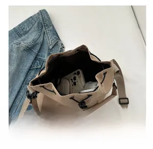 Bovenaanzicht van de beige bucket bag met opbergruimte voor mobiel en paraplu