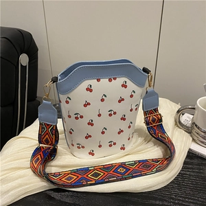 Damen Koreanischer Stil PU Leder Kirschdruck Eimertasche Mode Umhängetasche Mit Ethnischem Geometrischem Schultergurt Lässige Tasche