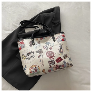 Détail du sac cabas blanc avec anses noires et illustrations de la ville de Hong Kong