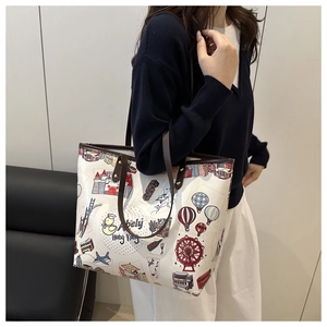 Détail du sac cabas blanc avec illustrations de Hong Kong et anses en cuir marron