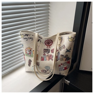 Détail du grand sac cabas blanc avec illustrations de Hong Kong et longues anses élégantes