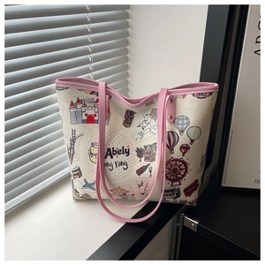 Détail d'un grand sac cabas blanc avec bordure rose et illustrations de ville de dessin animé