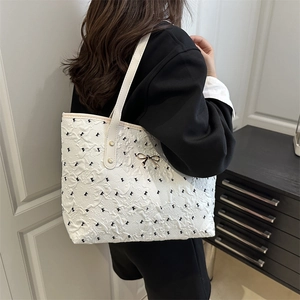 Sac fourre-tout beige chic avec motifs de nœuds noirs et texture à bulles 3D