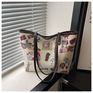Détail du sac cabas en toile avec illustrations urbaines et anses en cuir