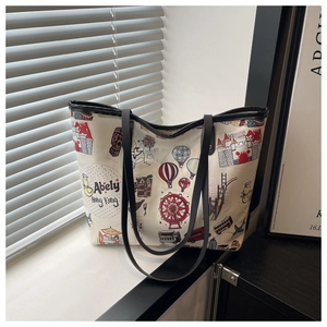 Détail du grand sac cabas blanc avec illustrations de dessins animés et anses noires