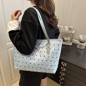 Grand sac cabas matelassé bleu clair avec broderie nœud noir et décor de papillon