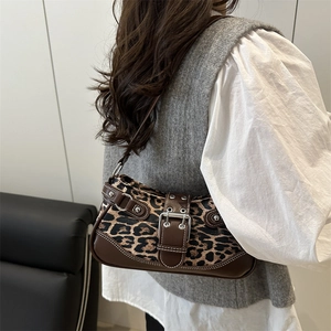 Schicke Handtasche mit Leopardenmuster und braunem Kunstleder mit Silberschnalle im Y2K-Stil