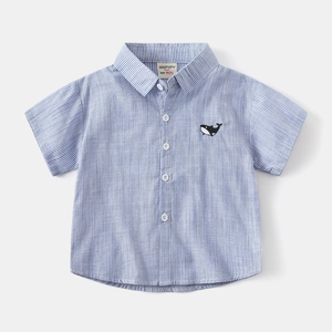 Detail eines blau gestreiften Jungen-Baumwollhemds mit feiner Wal-Stickerei auf der Brust