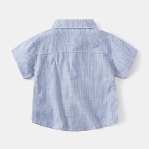 Detailansicht der Rückseite des Jungen-Sommerhemds mit blau-weißen Streifenmuster