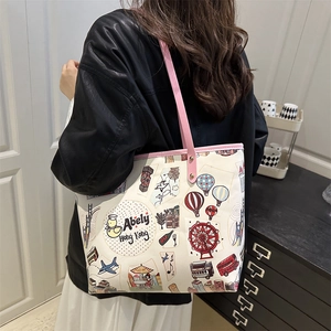 Grand sac cabas blanc avec anses roses et illustrations de dessins animés colorés