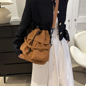 Sac seau marron à cordon en nylon léger avec large bandoulière en toile et poignée solide