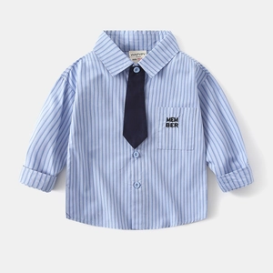 Dettaglio camicia a righe da bambino con cravatta blu navy e taschino stampato