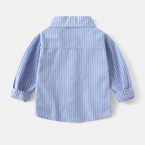 Dettaglio del retro di una camicia a maniche lunghe per bambini a righe azzurre