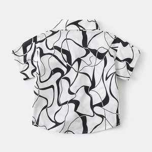 Vue arrière d'une chemise à manches courtes pour garçon avec motif abstrait noir et blanc